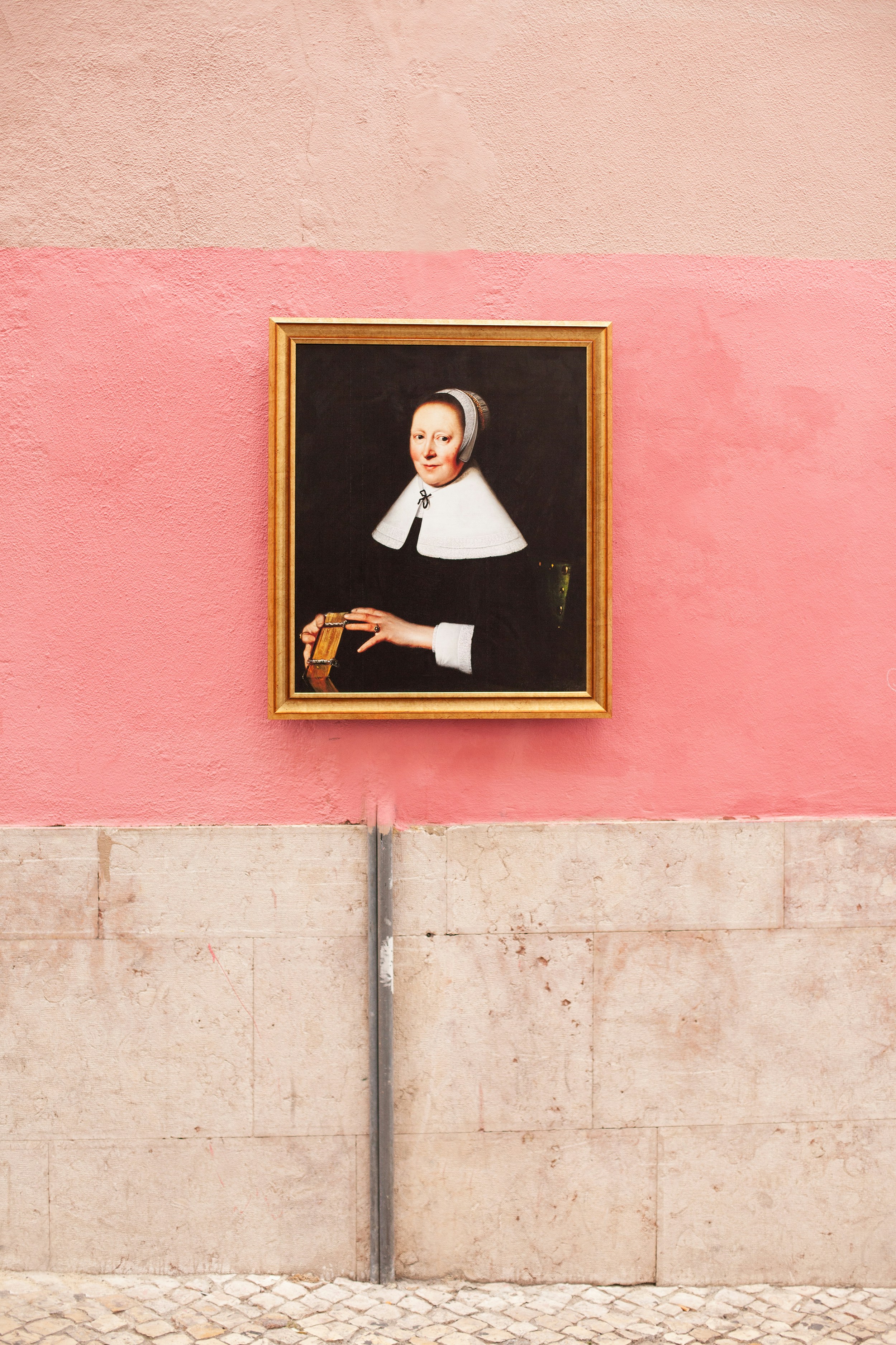 A gold-framed classical painting mounted on a pink wall — shown with KunstKit print specifications